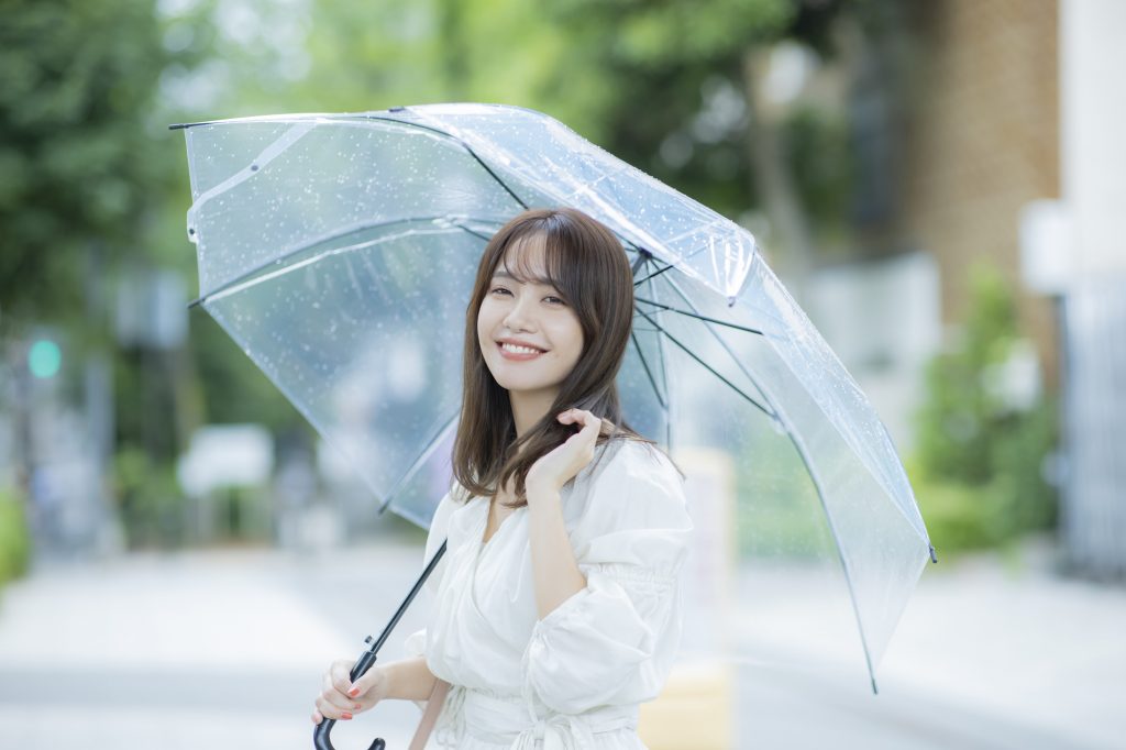 雨の日に傘をさしている女性